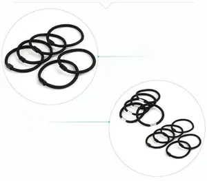 Dettaglio di elastici per capelli neri con connettori per accessori fai-da-te