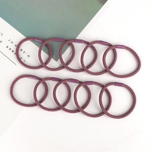 Set di 10 elastici per capelli intrecciati viola per donna su sfondo bianco pulito