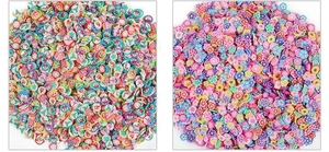 Dettaglio di fette in argilla polimerica con motivi natalizi e floreali per decorazioni fai-da-te