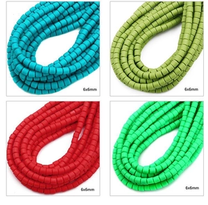 Dettaglio macro di perline quadrate in argilla polimerica colorata 6x6mm per fai-da-te