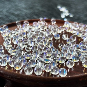 Gros plan de perles en verre irisé AB pour bijoux DIY et bracelets faits à la main