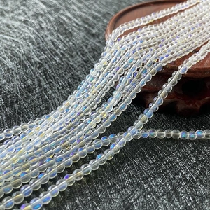 Vue macro de perles de lune arc-en-ciel translucides pour la création de bijoux DIY