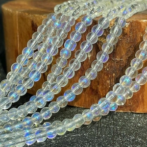 Gros plan de perles rondes en cristal AB irisé avec revêtement effet aurore