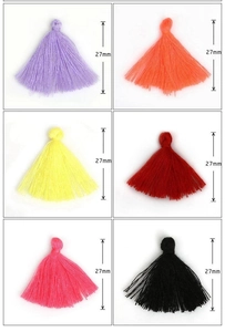 Dettaglio nappe in cotone poliestere da 27mm in sei colori assortiti per gioielli fai da te
