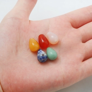 Natürliche Achat-Tropfenperlen in fünf Farben für DIY-Schmuck in der Hand gehalten