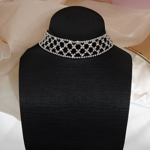 Elegante zilveren strass choker ketting met X-vormig kruismaasontwerp voor dames