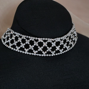 Macro detail van sprankelende strass choker ketting met kruislings ruitpatroon