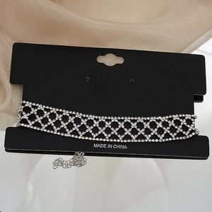 Detail van de strass choker met een zilveren mesh-rooster en verstelbare verlengketting