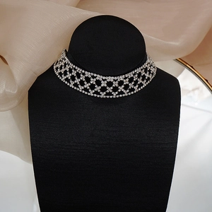 Detail van brede fonkelende strass choker ketting met holle mesh op zwarte display