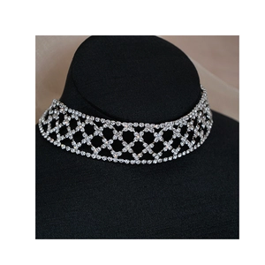 Glinsterende zilveren strass choker ketting met ruitpatroon op een zwart fluwelen model