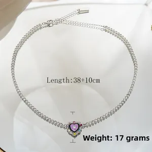 Detailansicht der lila Emaille-Herzenskette mit bunten Kristallen und 38+10cm Kettenlänge
