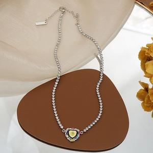 Detailansicht der herzförmigen Kette mit bunten Zirkonia und silbernem Anhänger