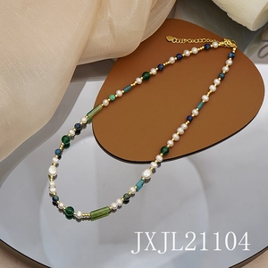Detalle de perlas de agua dulce, ágata verde y lapislázuli con cierre de corazón dorado