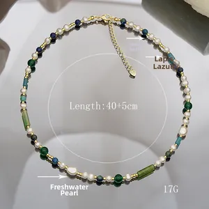 Detalle del collar choker de perlas de agua dulce, ágata verde y lapislázuli azul