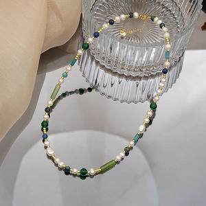 Collar gargantilla hecho a mano con perlas de agua dulce, ágata verde y lapislázuli