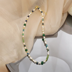 Detalle del collar de cuentas hecho a mano con perlas de agua dulce y ágata verde