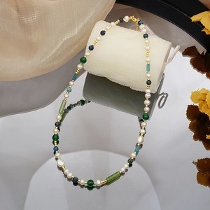 Detalle del collar choker con perlas de agua dulce, ágata verde y cierre de mosquetón dorado