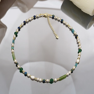 Detalle de gargantilla con perlas de agua dulce, ágata verde y colgante de corazón