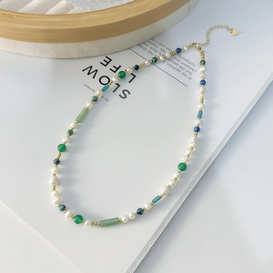 Detalle del collar con perlas barrocas, ágata verde y piedras de lapislázuli azul