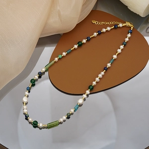 Gargantilla elegante de perlas y ágata verde con detalles dorados y dije de corazón