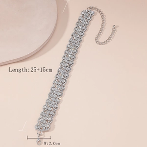 Detalle de gargantilla de strass plateada con largo de 25cm y cadena de extensión