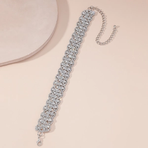 Gargantilla de strass plateado brillante con filas tejidas y cierre de mosquetón