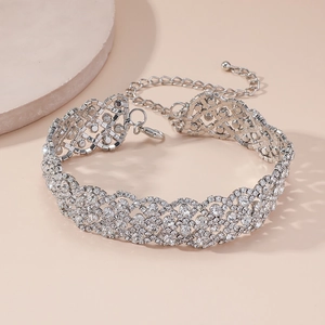 Collar gargantilla de pedrería plateada con cierre de mosquetón y cadena ajustable