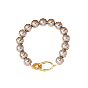 Bracelet élégant perles de nacre grises 10mm avec fermoir design doré sur fond blanc