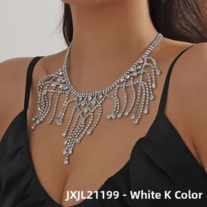 Detailansicht einer silbernen Quasten-Strass-Halskette an einem Modell in schwarzer Kleidung