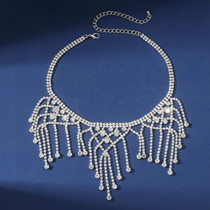 Elegantes silbernes Strass-Choker mit glitzernden Kristallfransen und Anhängern