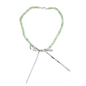 Collier ras du cou avec perles marbrées vertes style turquoise et un nœud en métal argenté