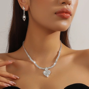 Elegantes Set aus Strass-Herzanhänger-Halskette und Tropfenohrringen für formelle Abende