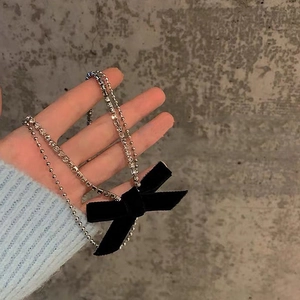 Collar de doble capa de cuentas plateadas con lazo de terciopelo negro y pedrería