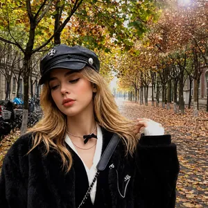 Detalle del collar de perlas de doble capa con lazo en modelo con abrigo de piel