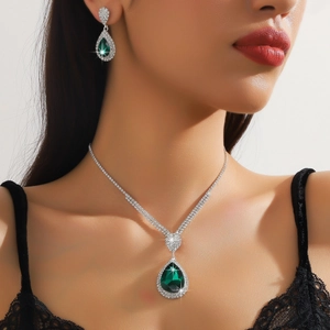 Elegante set di collana e orecchini con cristalli a goccia verde smeraldo