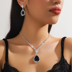 Elegante set di gioielli in argento con cristalli neri a goccia e strass lucenti