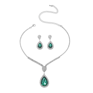 Set collana e orecchini con cristalli verdi a forma di pera e finitura in argento lucido