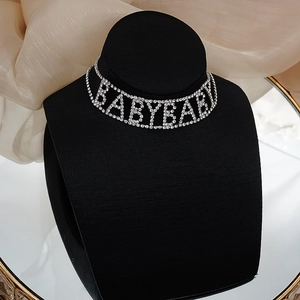Collier ras du cou BABY BABY en strass brillants avec chaîne argentée sur support noir