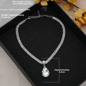 Primer plano de un collar choker de cristal plateado con colgante en forma de gota