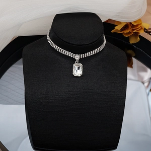 Detalle del collar choker de tres filas de diamantes con cristal rectangular grande