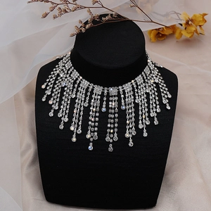Gros plan d'un collier ras du cou luxueux à franges de strass multicouches sur un buste en velours