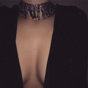 Collier ras du cou étincelant à plusieurs rangées de strass noirs pour un look élégant