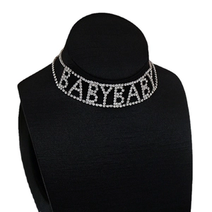 Choker double couche en strass avec pendentif lettre BABYBABY sur support noir