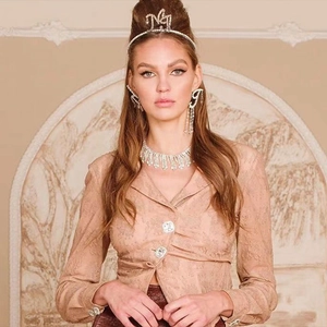 Parure de bijoux en strass argentés avec bandeau lettre M, boucles d'oreilles et collier