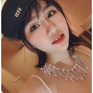 Gros plan d'un collier ras du cou luxueux avec pampilles en cristal pour femmes