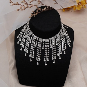 Détail d'un collier choker argenté orné de strass brillants et de longues franges élégantes