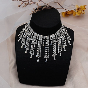 Gros plan d'un collier ras de cou à franges en strass sur un buste de cou noir