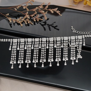 Collier ras de cou chic à pompons en strass avec franges argentées et chaîne d'extension