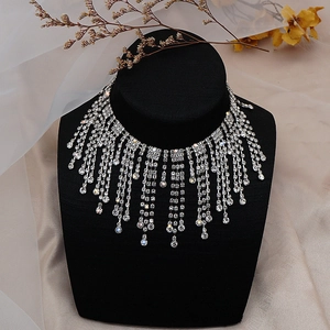 Détail du collier choker à franges strass argentées sur un support élégant