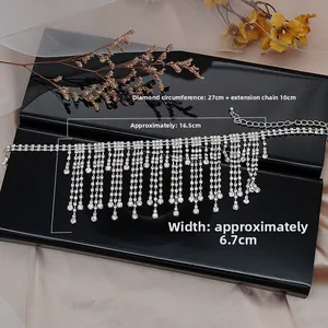 Vue détaillée du tour de cou à franges en strass brillants avec dimensions 27cm à 37cm